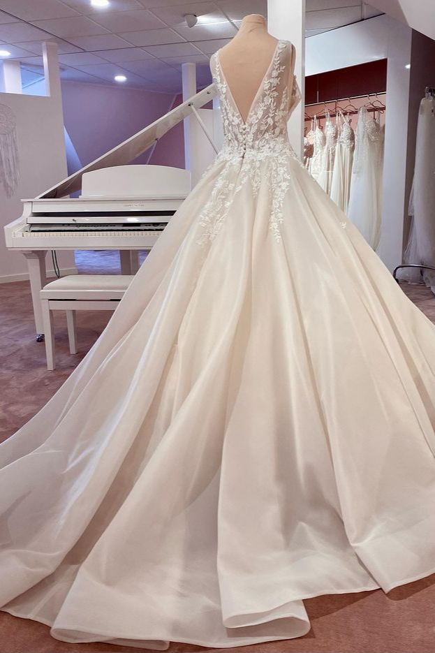 A-line Sweetheart Neck Sleeveless Sweep / Brush Train Tulle Wedding Dress With Appliques 2