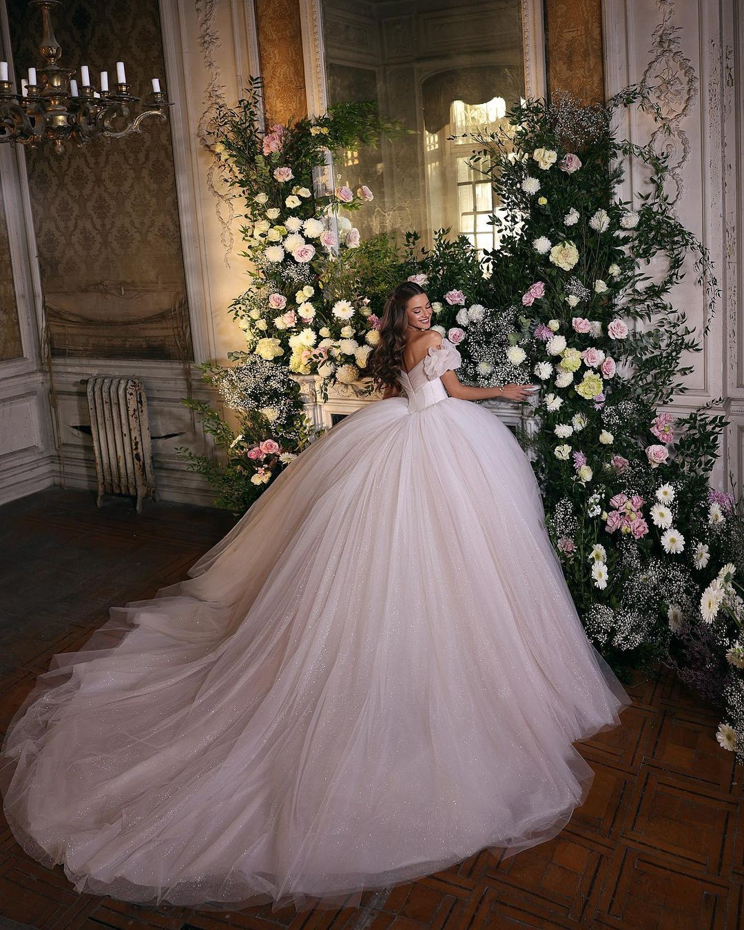 Ball Gown Off-the-shoulder Sleeveless Chapel Train Tulle Wedding Gown With Lace 2