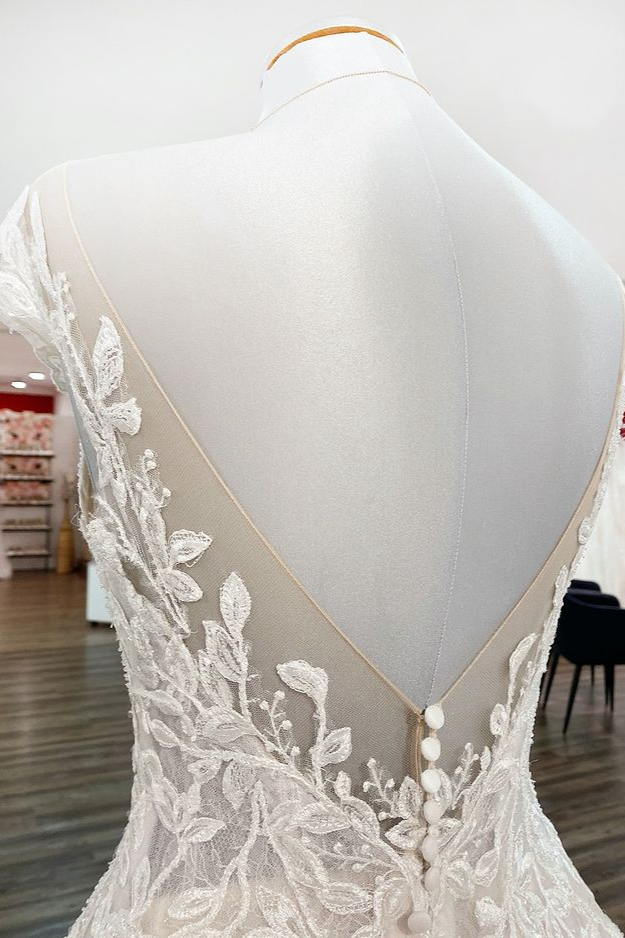 Shimmering Tulle Ball Gown with Leafy Lace Appliques and Cap Sleeves 6