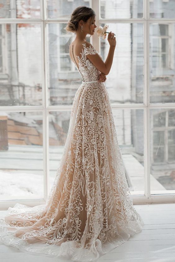 A-line Sweetheart Neck Sleeveless Court Train Lace Wedding Dress With Pearls 2