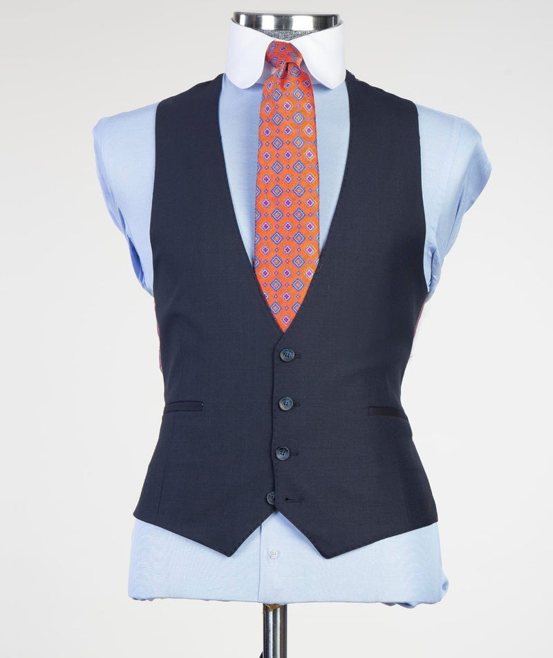 Dark Navy Peaked Lapel Three Pieces Business Men Suit 2