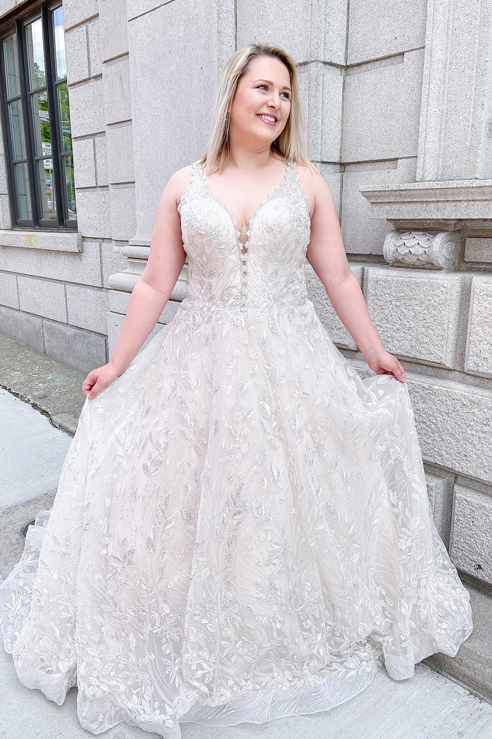 A-line Straps Sweetheart Neck Sleeveless Chapel Train Tulle Bridal Gown With Lace 3