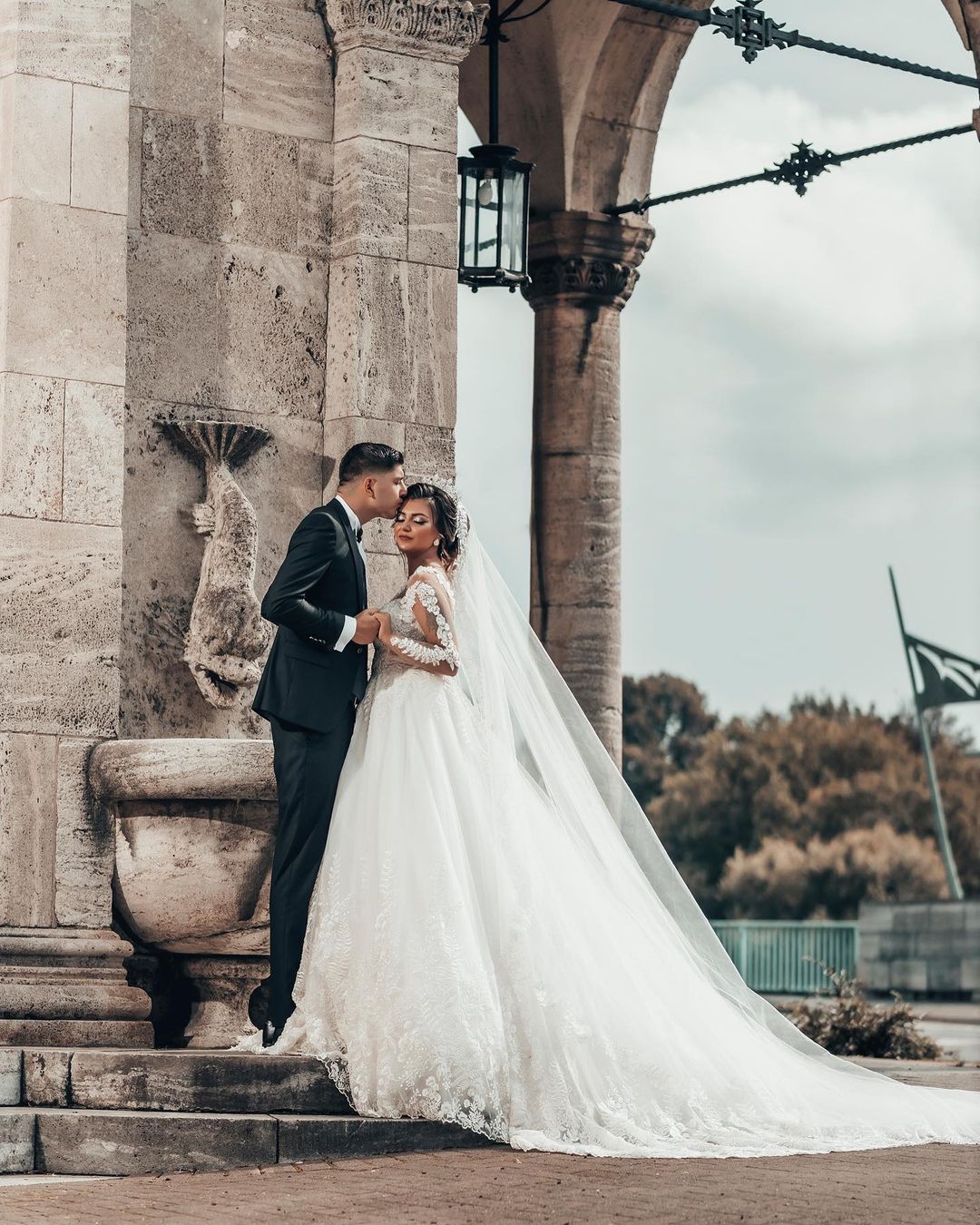 A-line Jewel Neck Long Sleeves Chapel Train Tulle Bridal Gown With Lace 2