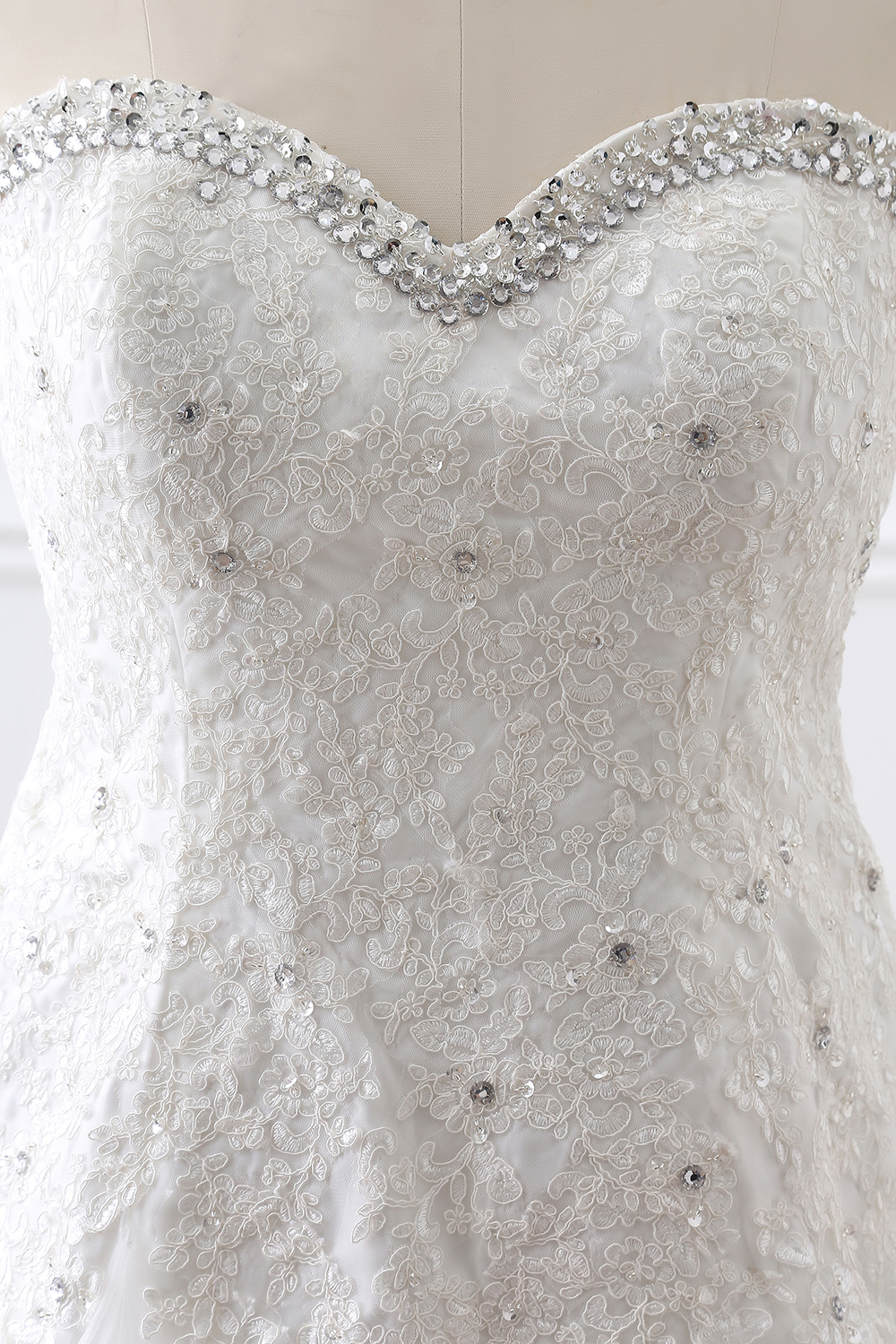 Sweetheart Neck Sleeveless Court Train Tulle Bridal Attire With Lace 4