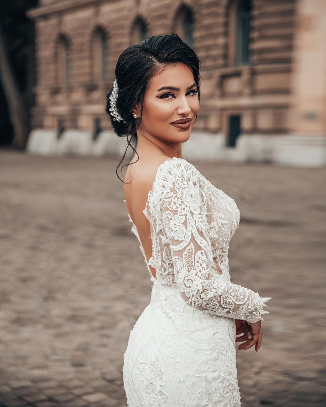 Mermaid V-neck Long Sleeves Chapel Train Lace Bridal Gown With Lace 3
