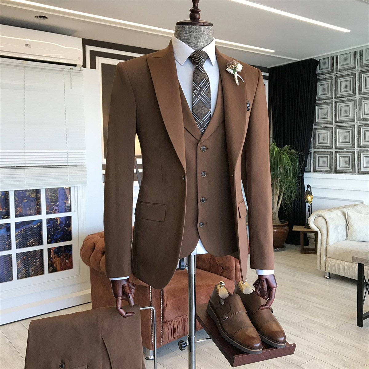 Brown Business Suit with Peaked Lapel 2