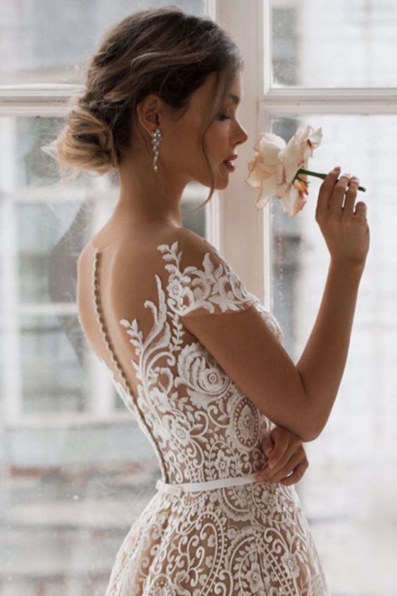 A-line Sweetheart Neck Sleeveless Court Train Lace Wedding Dress With Pearls 4