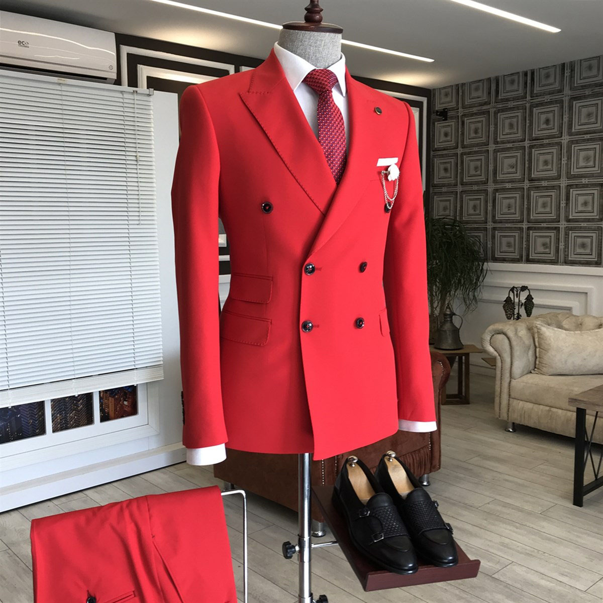 Red Double Breasted Prom Men Suit with Peaked Lapel 2