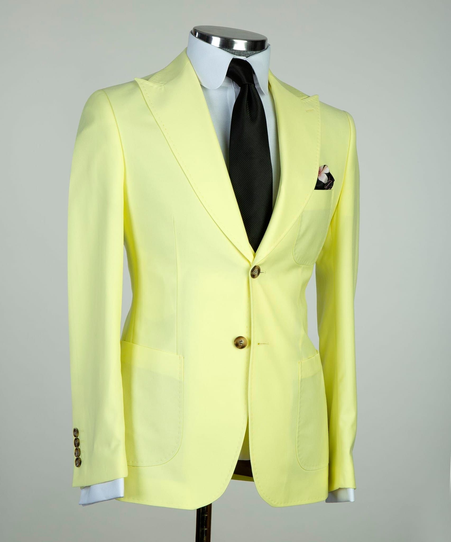 Light Yellow Three Pieces Business Men Suit with Peaked Lapel 3