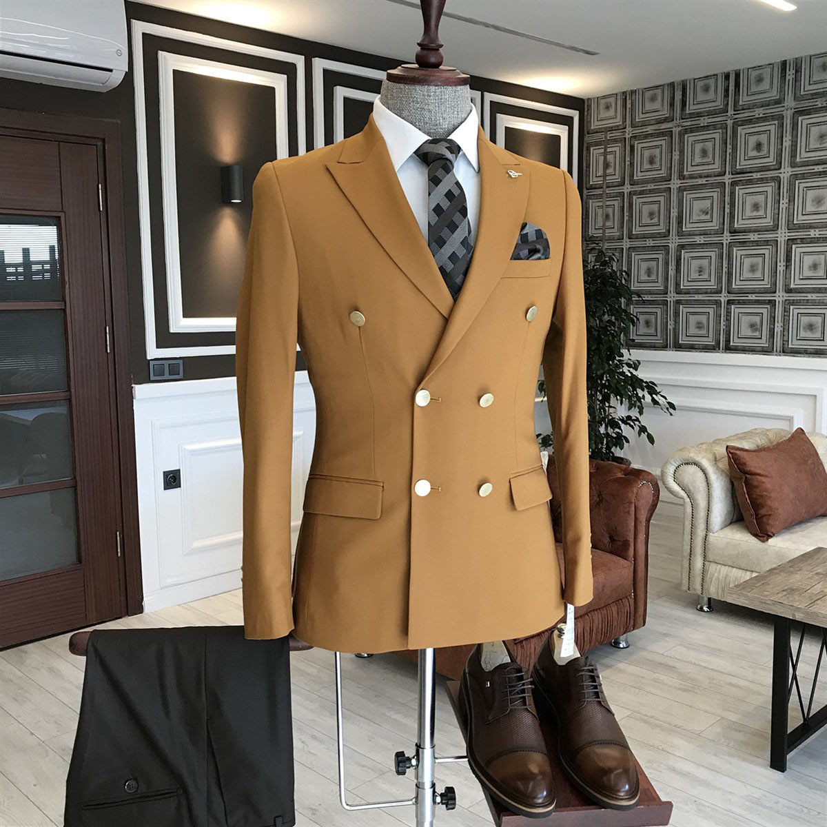 Yellow Double Breasted Business Suit with Peaked Lapel 2