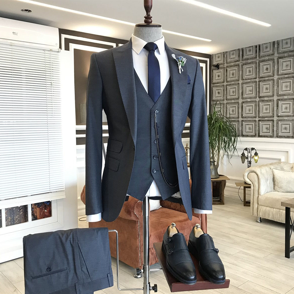 Black Peaked Lapel 3-Pieces Business Suit 2