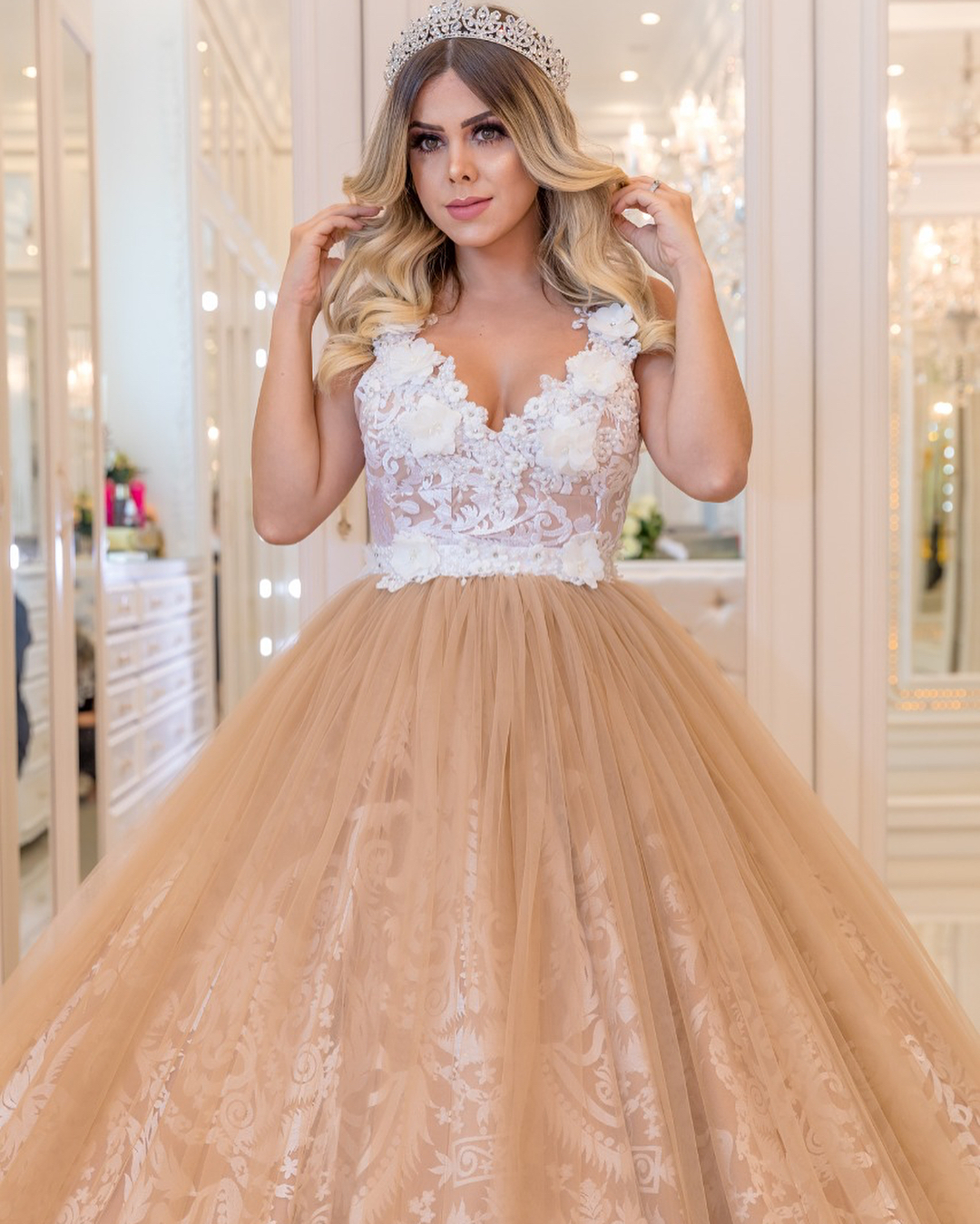 Ball Gown V-neck Sleeveless Court Train Tulle Evening Gown With Lace 4