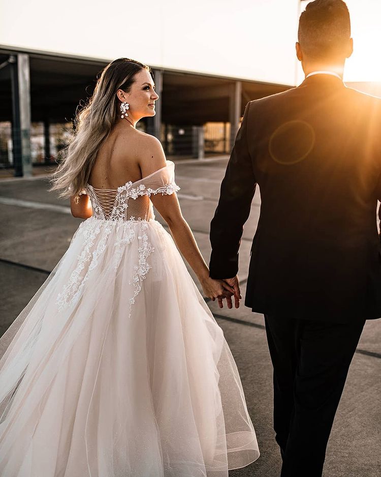 A-line Sweetheart Neck Sleeveless Chapel Train Tulle Bridal Gown With Lace 2