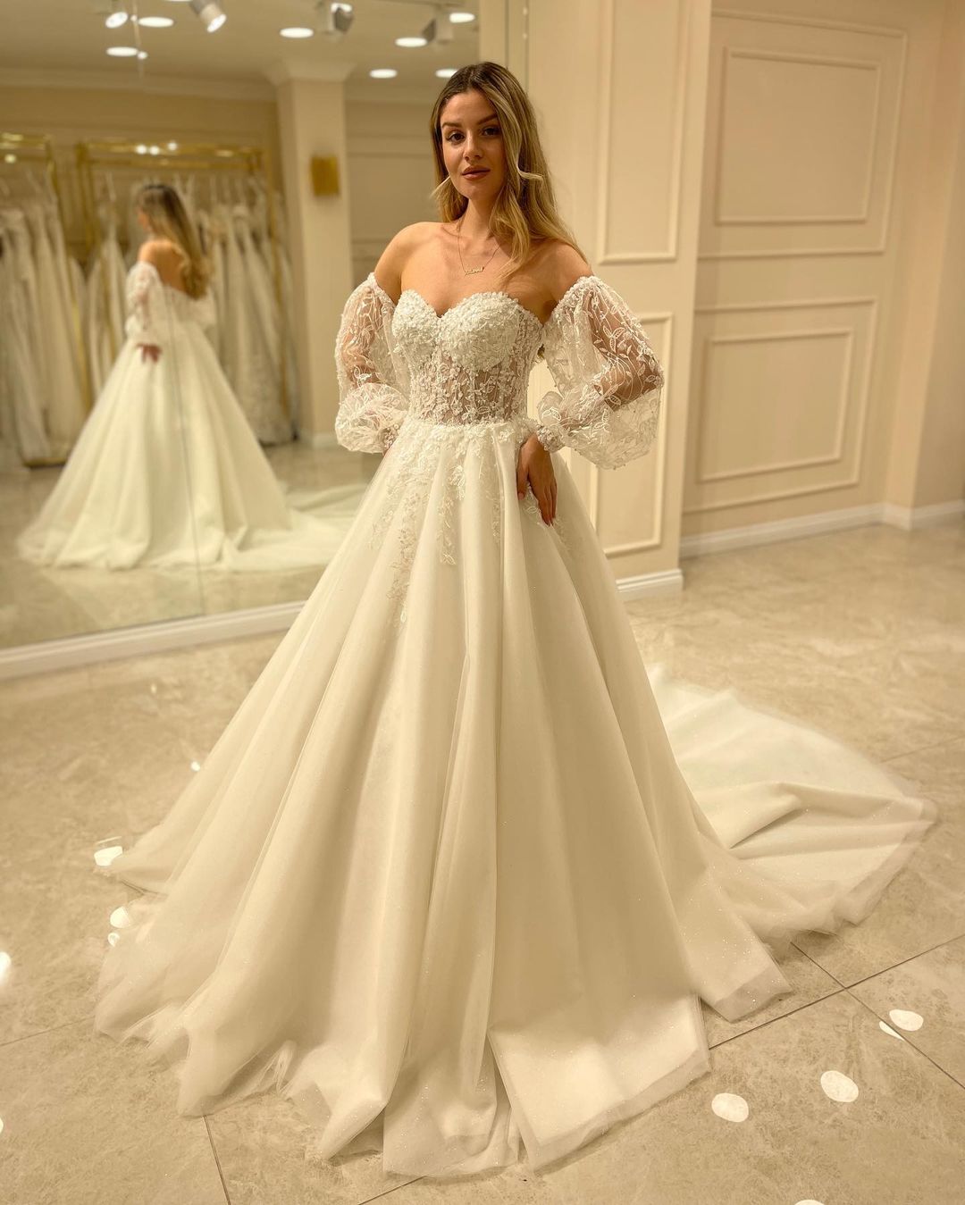 A-line Sweetheart Neck Long Sleeves Chapel Train Tulle Bridal Gown With Lace 4