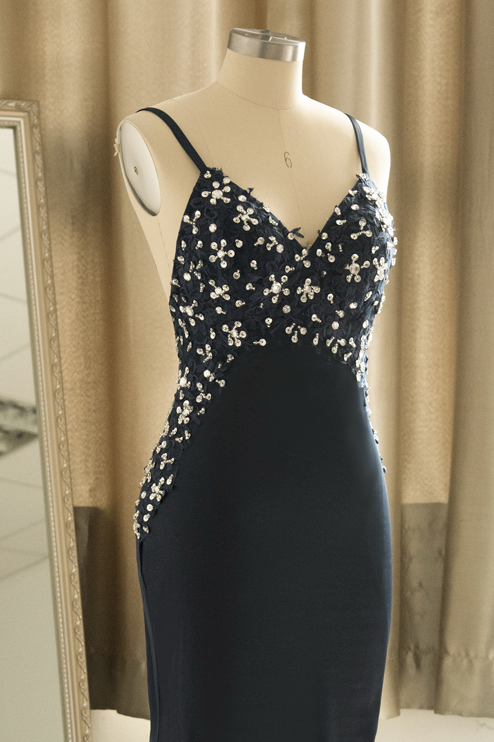 Mermaid Spaghetti Straps V-neck Floor-length Healthy cloth Evening Gown With Sequins 5