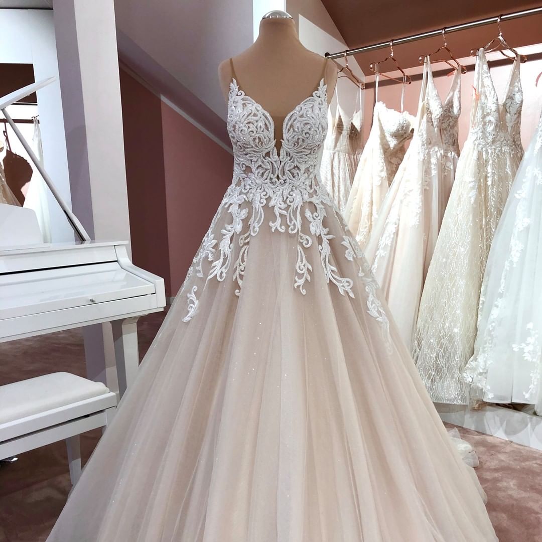 A-line V-neck Sleeveless Court Train Tulle Bridal Dress With Pearls 2