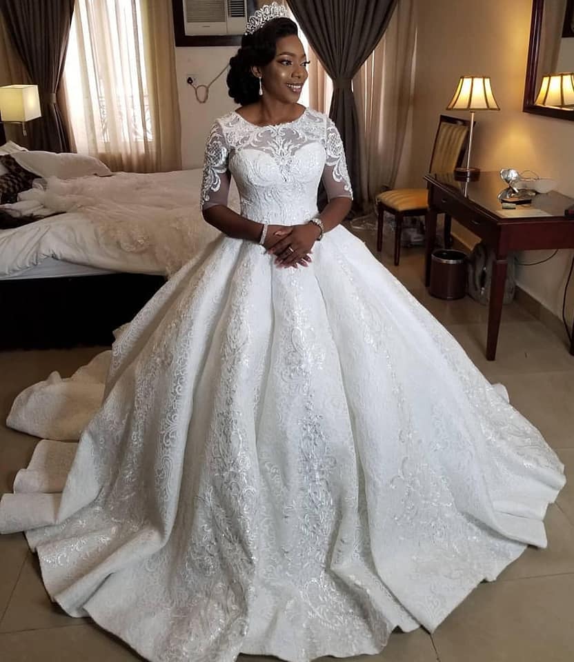 Ball Gown Scoop Neck Sweep / Brush Train Wedding Gown With Appliques 2