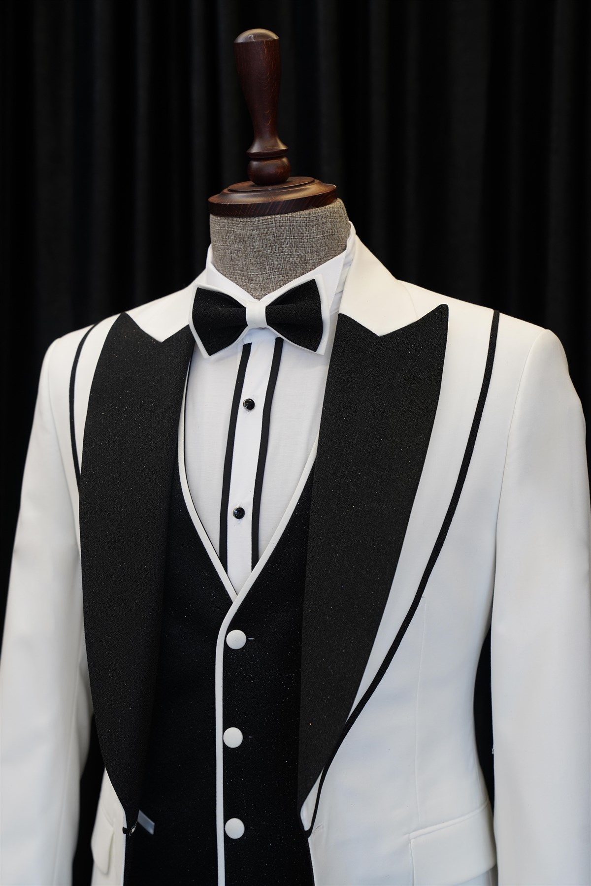 White And Black Peaked Lapel Wedding Men Suit 2