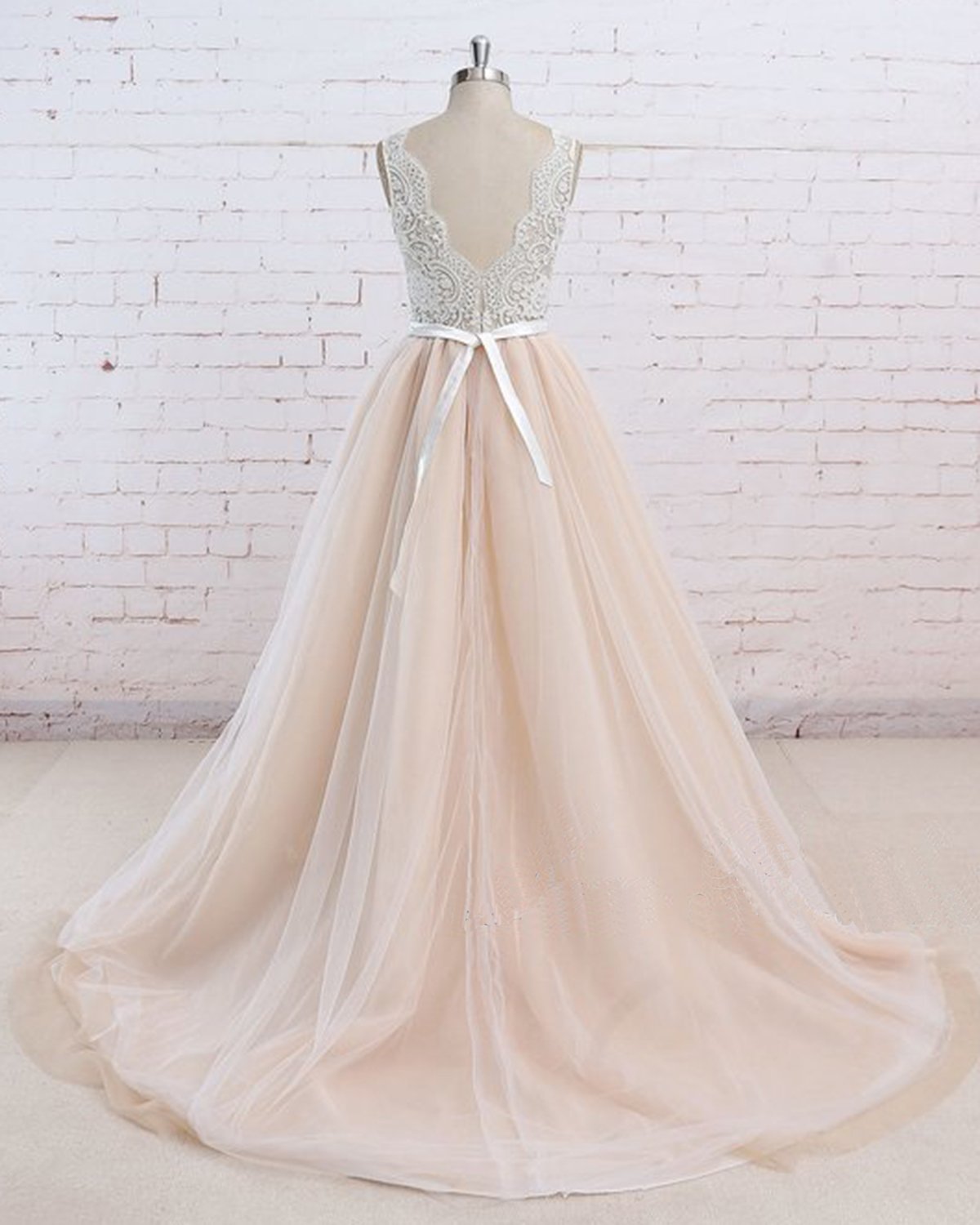 A-line V-neck Sleeveless Floor-length Tulle Wedding Dress With Lace 2