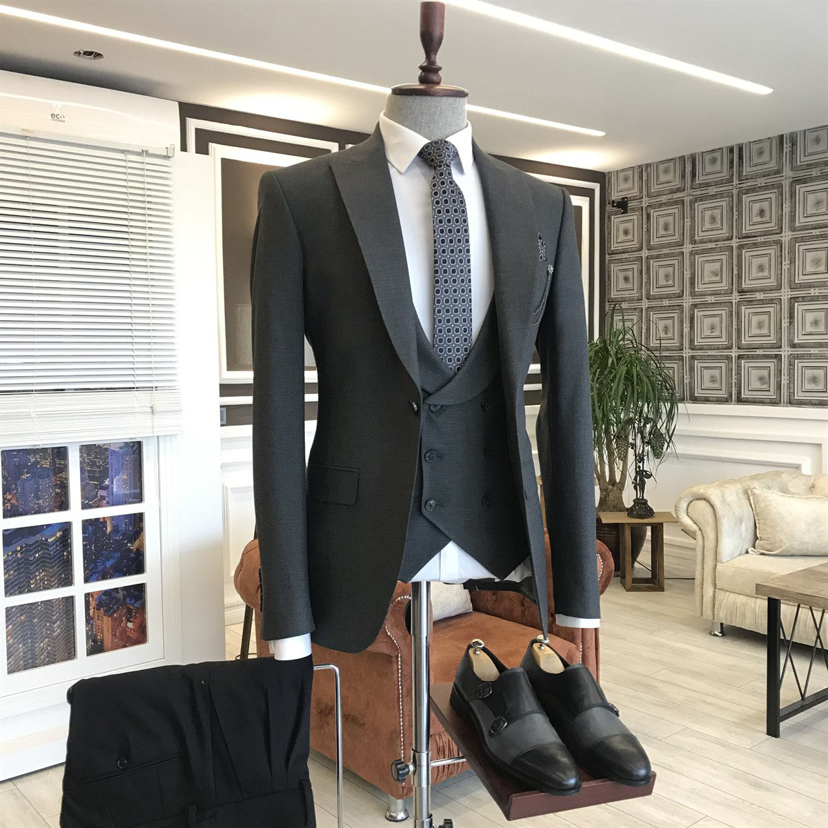 Black Peaked Lapel Business Suit 2
