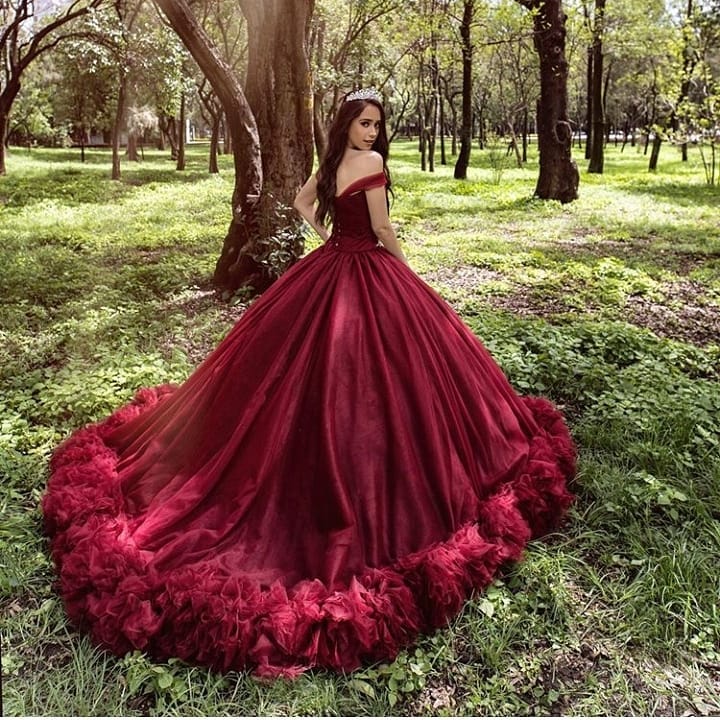 Sweetheart Neck Sleeveless Court Train Tulle Wedding Gown With Pearls 3