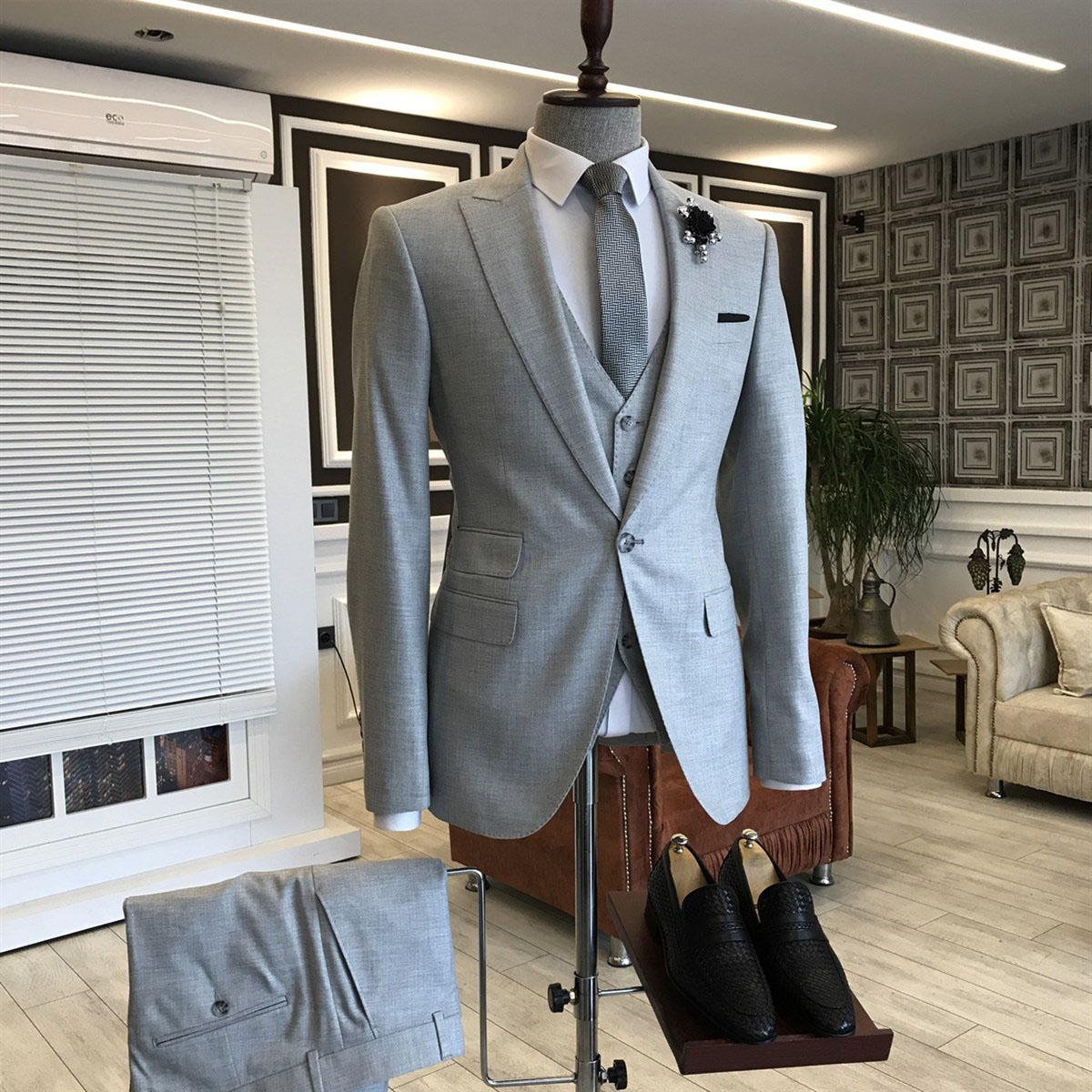 Light Gray Peaked Lapel Business Suit 2