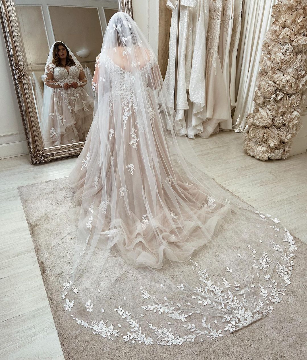 A-line Spaghetti Straps Long Sleeves Chapel Train Tulle Wedding Gown With Lace 2
