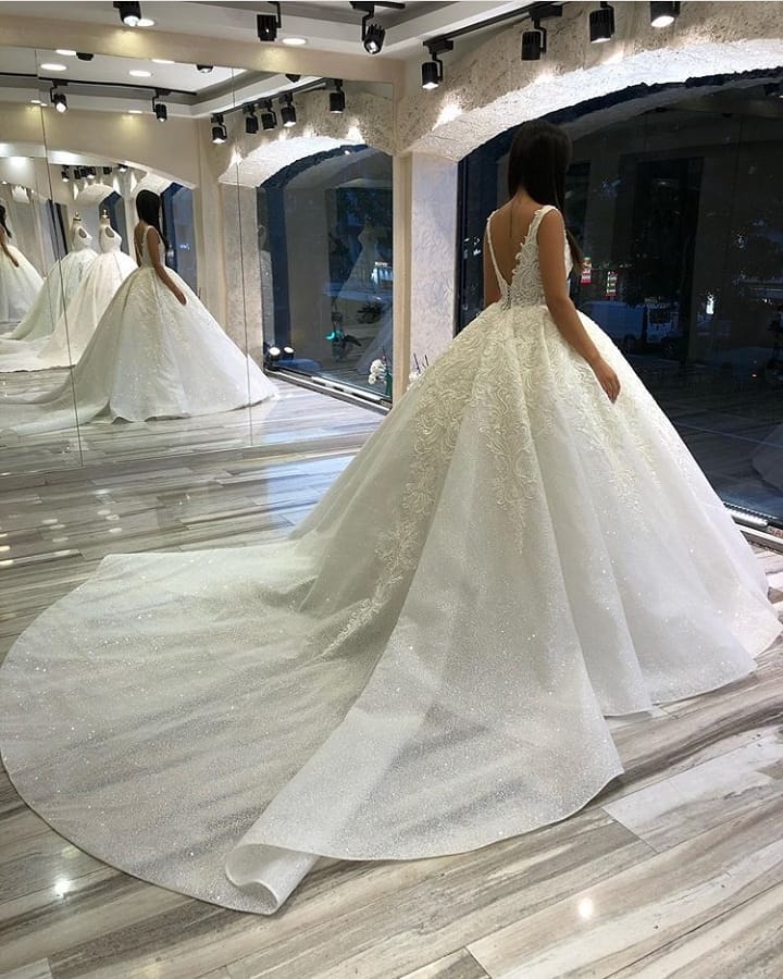 Ball Gown Sweetheart Neck Sleeveless Court Train Bridal Attire With Lace 3