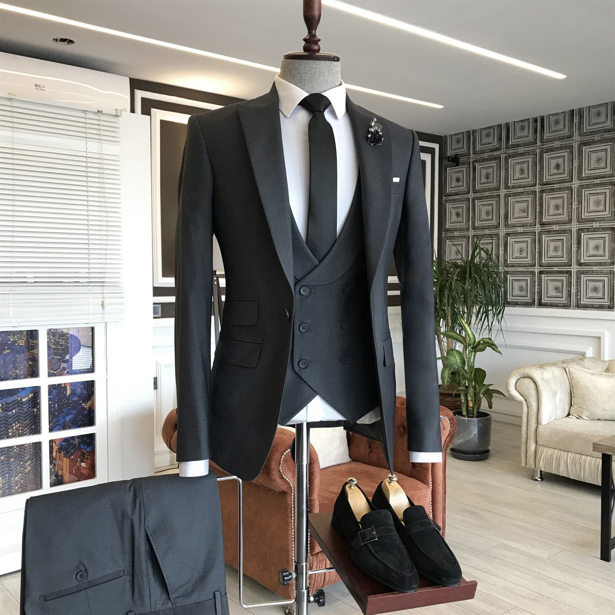 Black Double Breasted Waistcoat Men Suit with Peaked Lapel 2