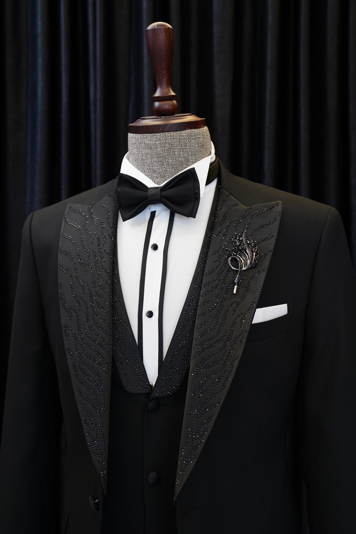 Black Peaked Lapel Wedding Men Suit 2