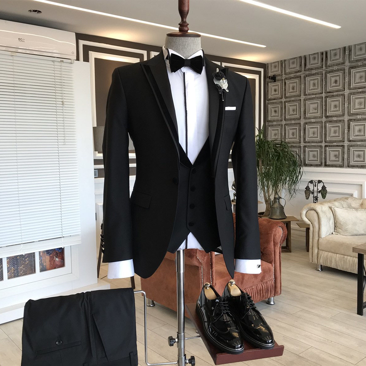 3-pieces Black Peaked Lapel Business Suit 2