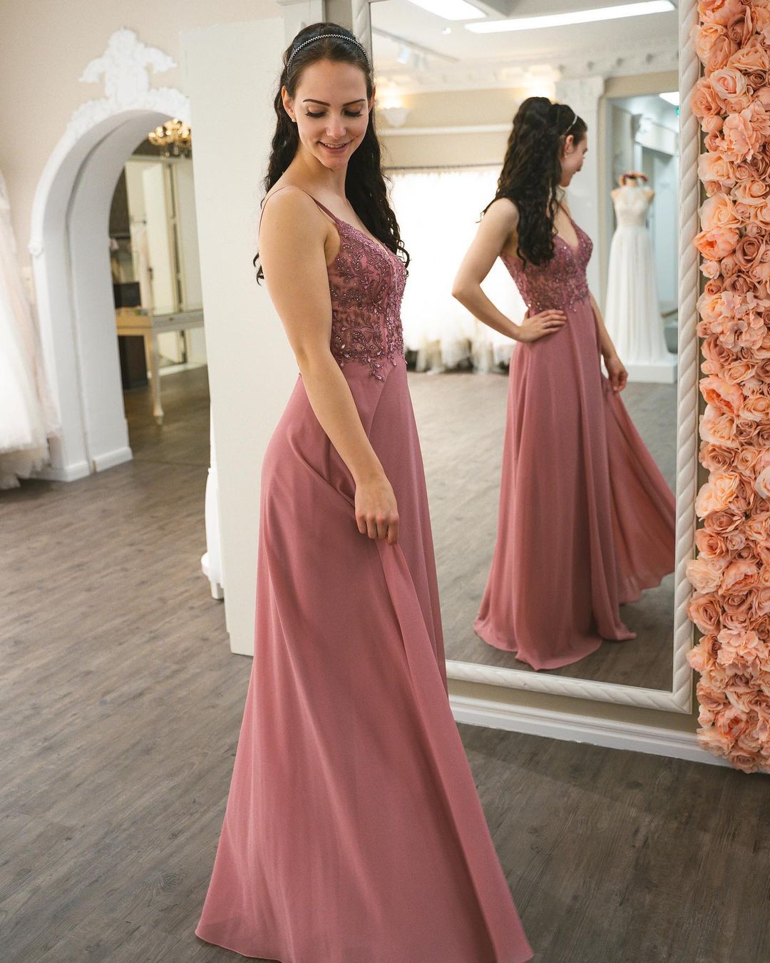 Column V-neck Sleeveless Floor-length 100D Chiffon Party Dress With Lace 2