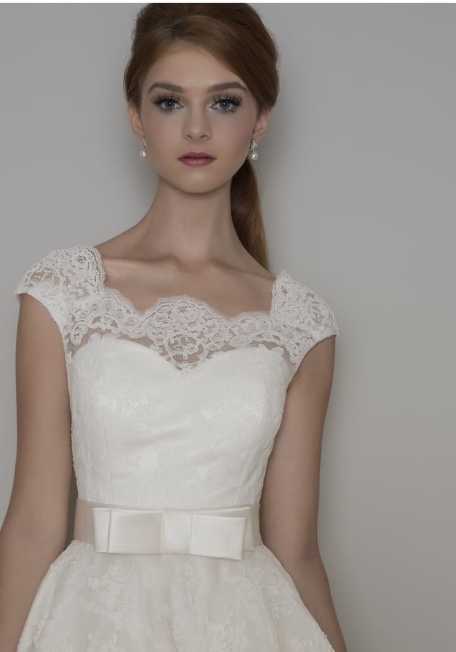 A-line Bateau Neck Sleeveless Tea-length Lace Bridal Gown With Lace 3