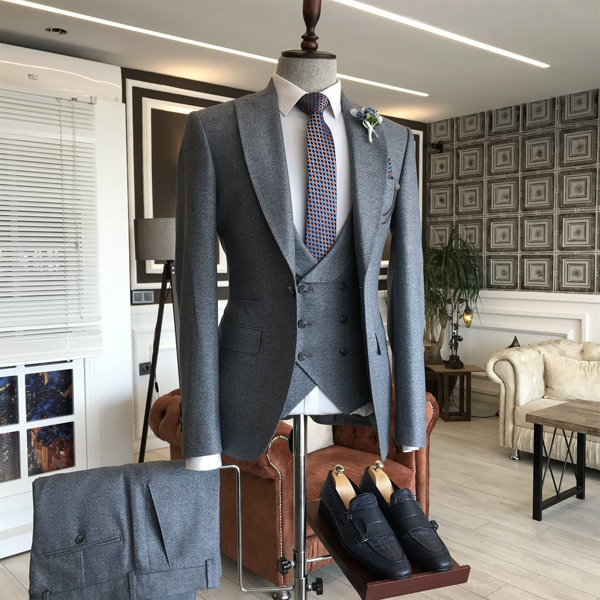 Dark Gray 3-Pieces Peaked Lapel Business Suit 2