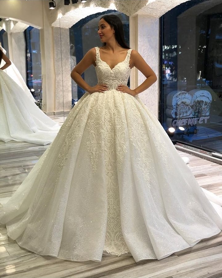 Ball Gown Sweetheart Neck Sleeveless Court Train Bridal Attire With Lace 2