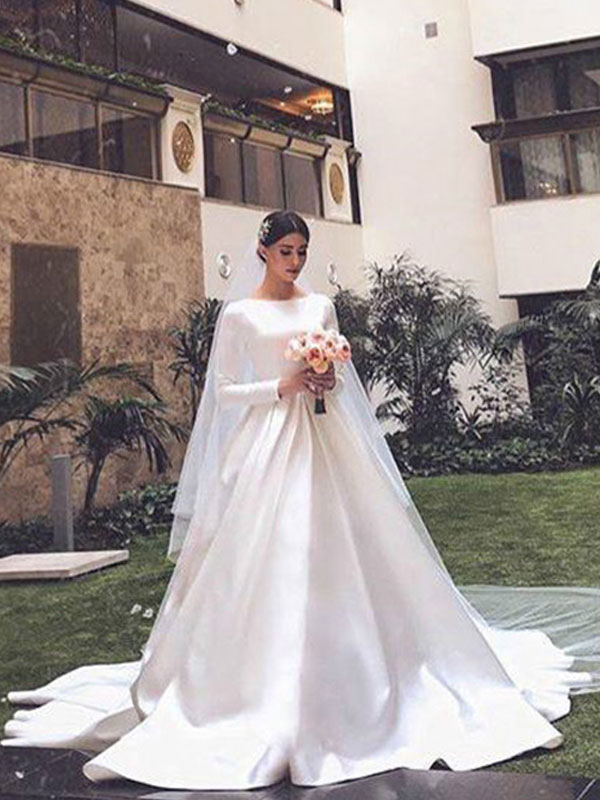 Sleeveless Chapel Train Lace Wedding Gown With Lace 2