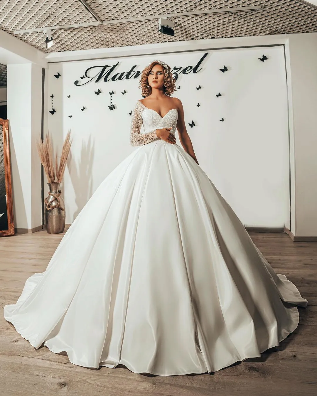 Sweetheart Neck Long Sleeves Sweep / Brush Train Satin Wedding Gown With Pearls 4