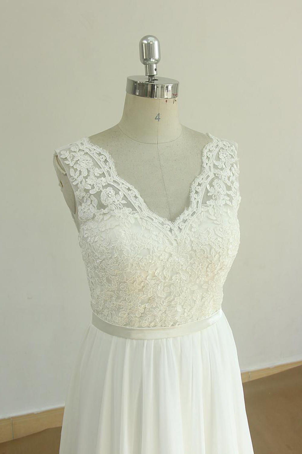 A-line V-neck Sleeveless Floor-length Tulle Wedding Dress With Ribbons 3