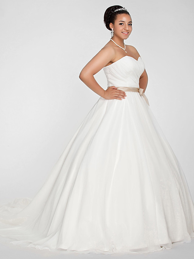 Ball Gown Strapless Sweetheart Neck Tulle Wedding Gown With Court Train 2