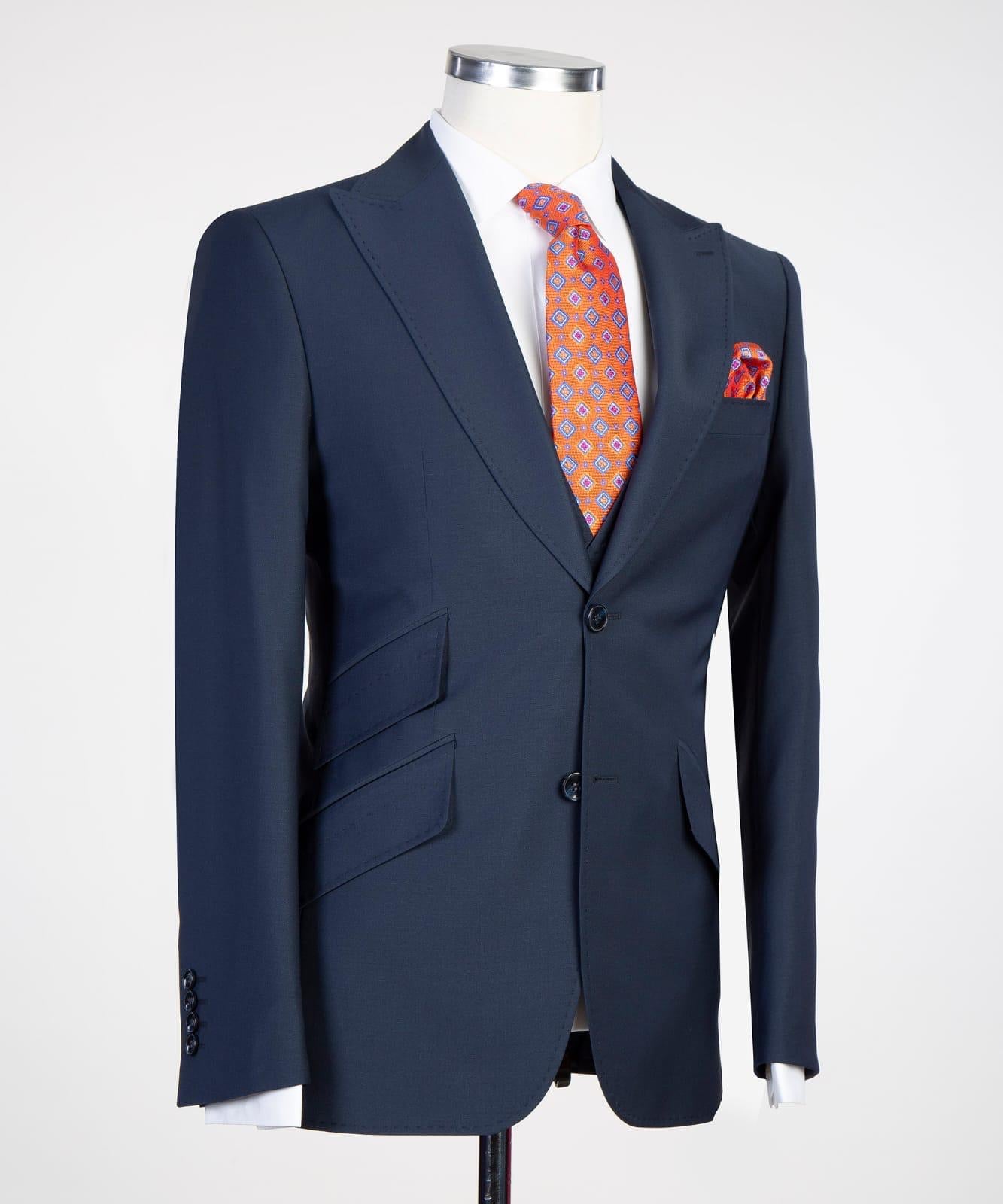 Dark Blue Three Pieces Business Men Suit with Peaked Lapel 3