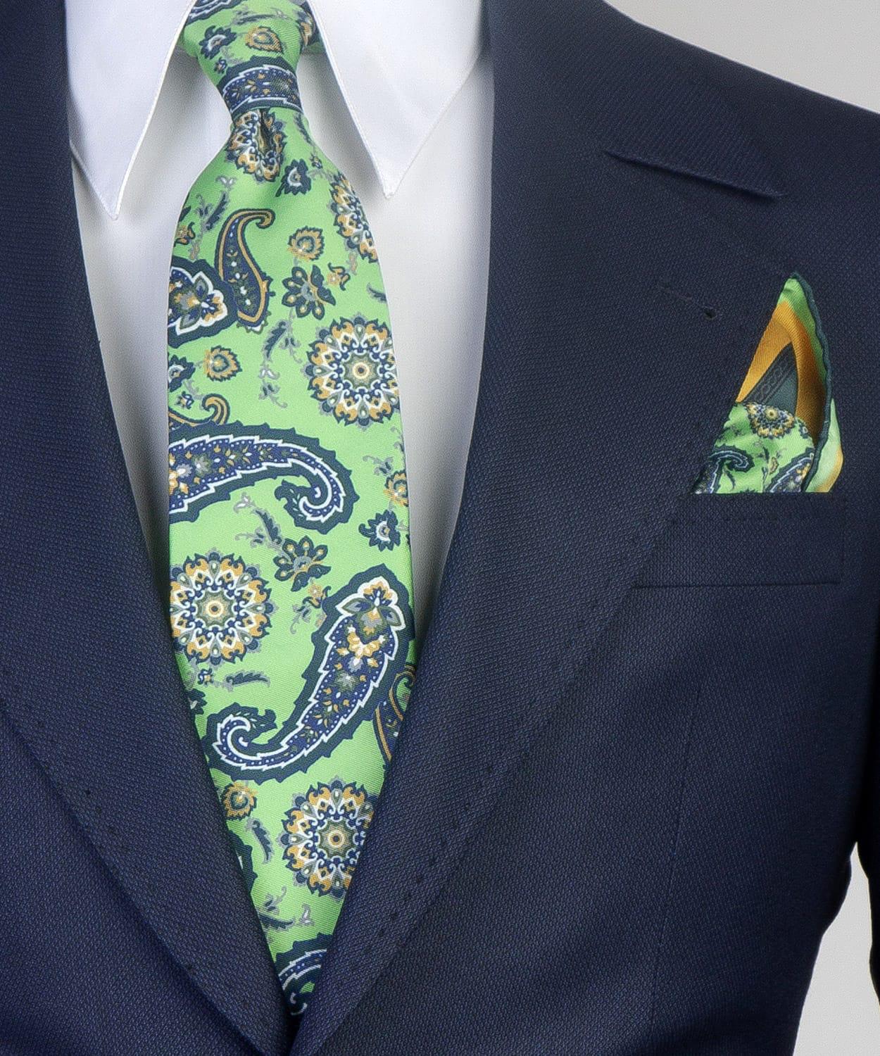 Navy Three Pieces Men Suit with Peaked Lapel 3