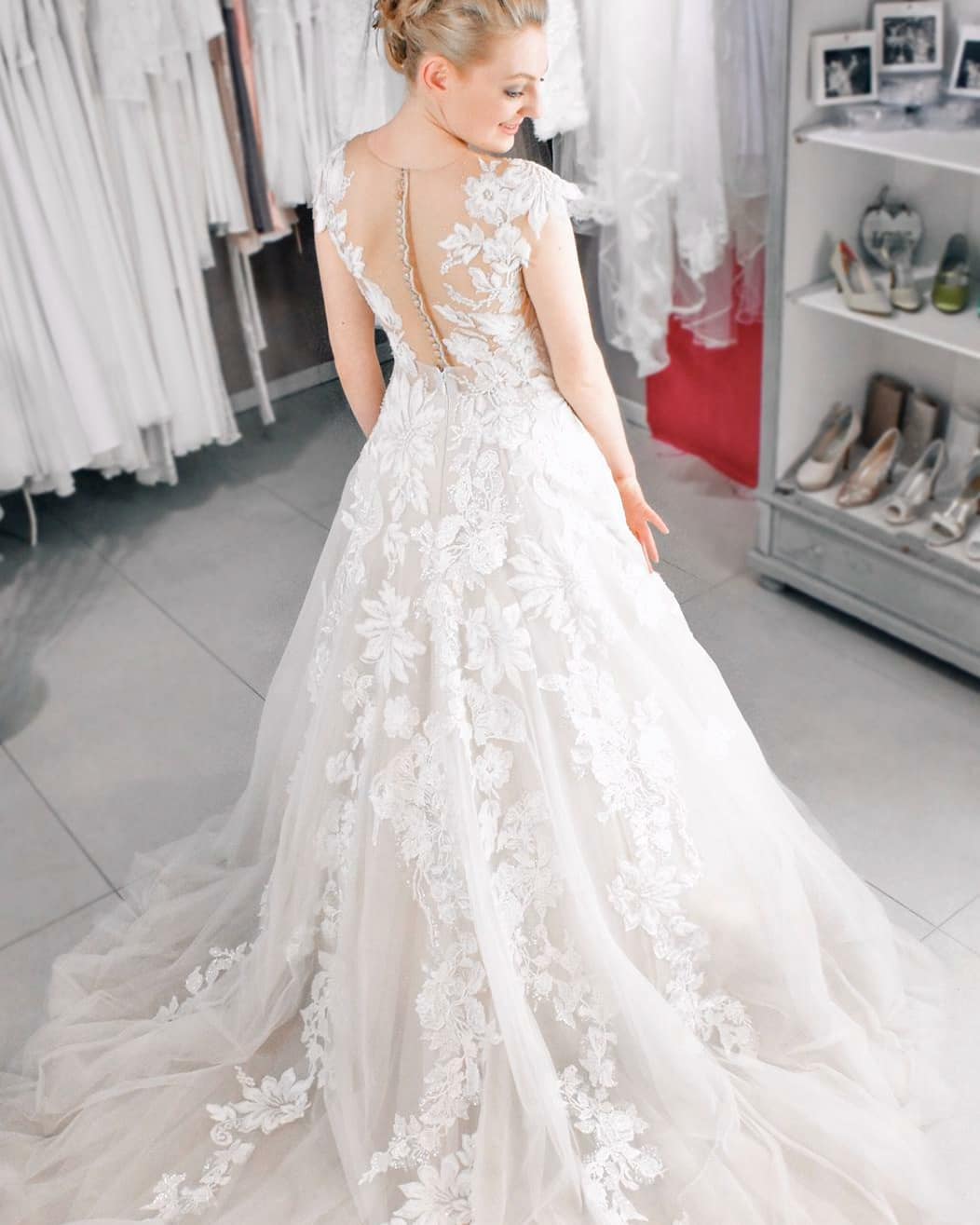 A-line Sweetheart Neck Sleeveless Court Train Tulle Bridal Gown With Lace 3