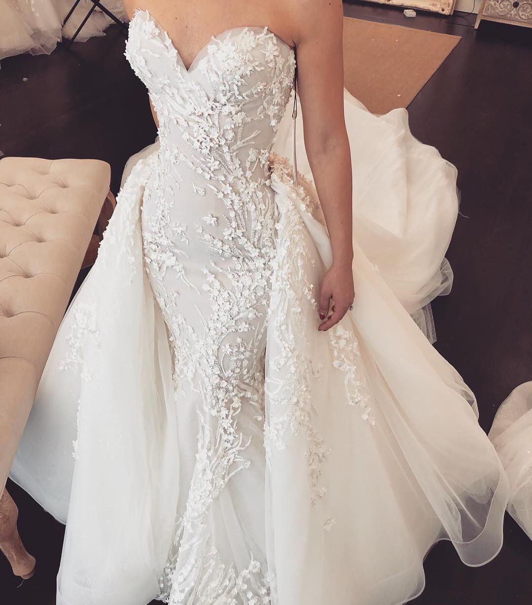 Column Sweetheart Neck Sleeveless Chapel Train Tulle Wedding Gown With Appliques 2