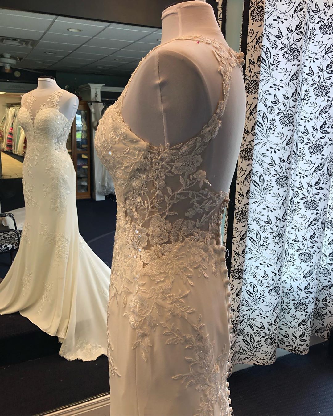 Mermaid Sleeveless Court Train 100D Chiffon Wedding Gown With Lace 5