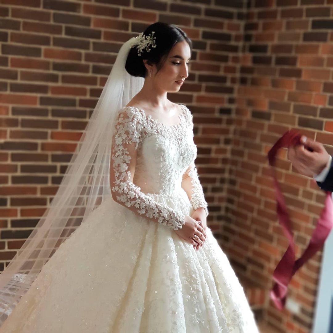 Jewel Neck Long Sleeves Chapel Train Lace Wedding Gown With Lace 3
