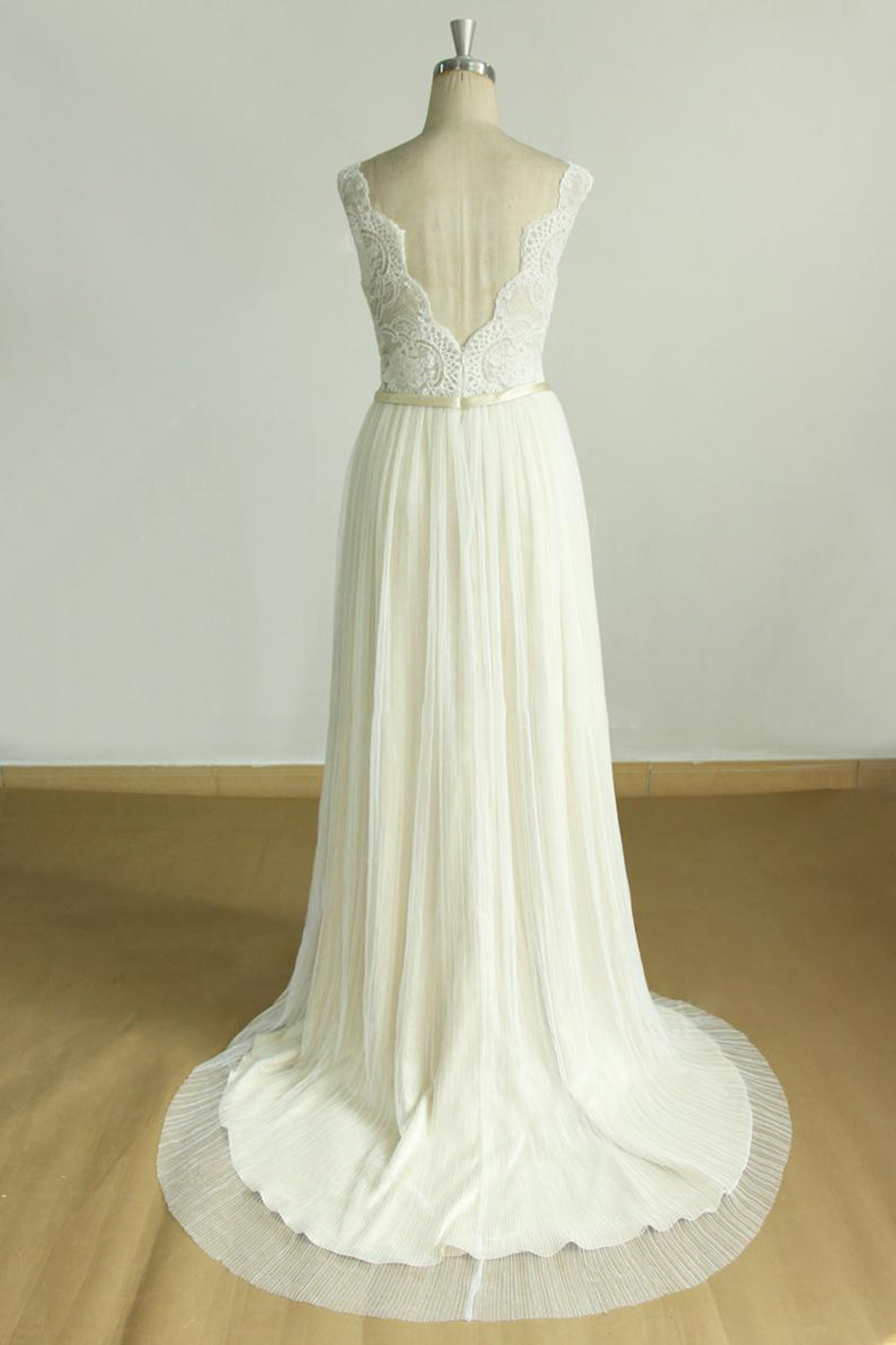 A-line Jewel Neck Sleeveless Floor-length Tulle Bridal Gown With Lace 2