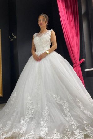 Jewel Neck Sleeveless Chapel Train Lace Wedding Gown With Lace