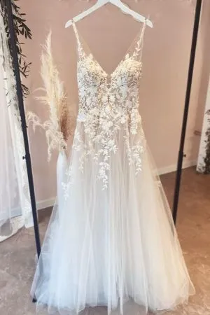 A-line Sweetheart Neck Sleeveless Sweep / Brush Train Tulle Wedding Gown With Lace