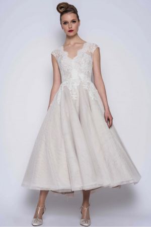 A-line V-neck Sleeveless Tea-length Tulle Wedding Dress With Lace
