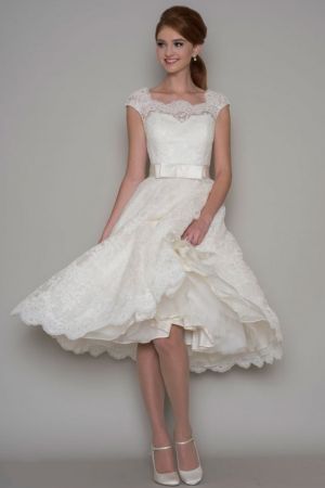 A-line Bateau Neck Sleeveless Tea-length Lace Bridal Gown With Lace